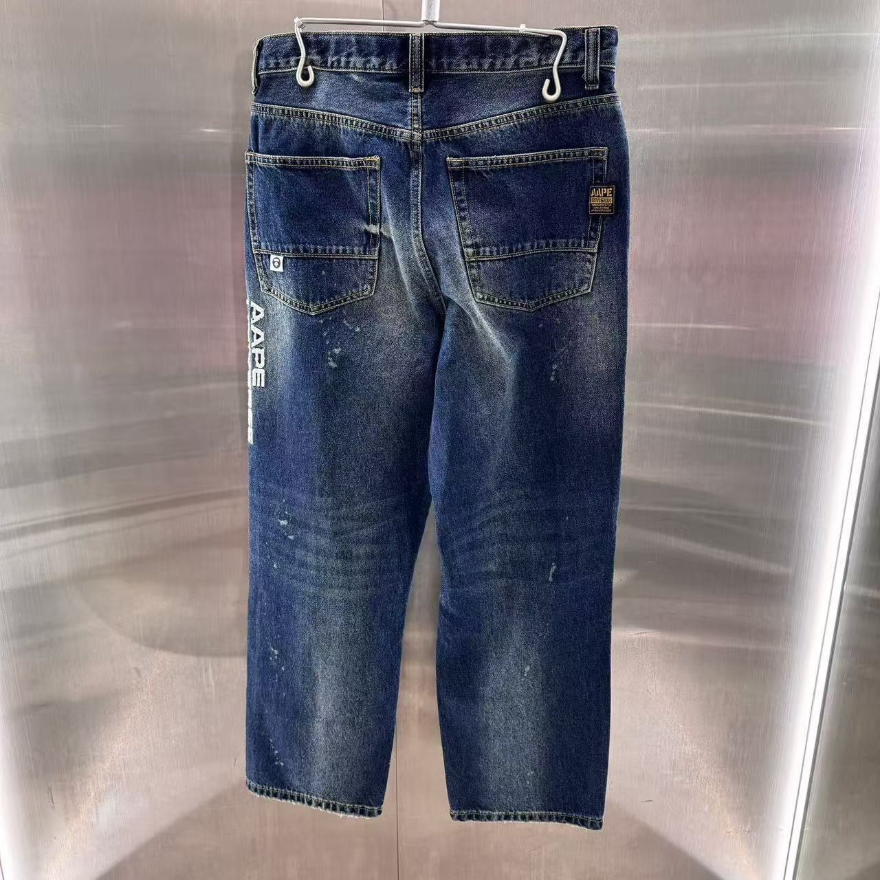 香港代購 專櫃正品 26春夏 Aape 男 AAPEUNVS 猿人刺繡徽章潑墨水洗做舊牛仔褲D642