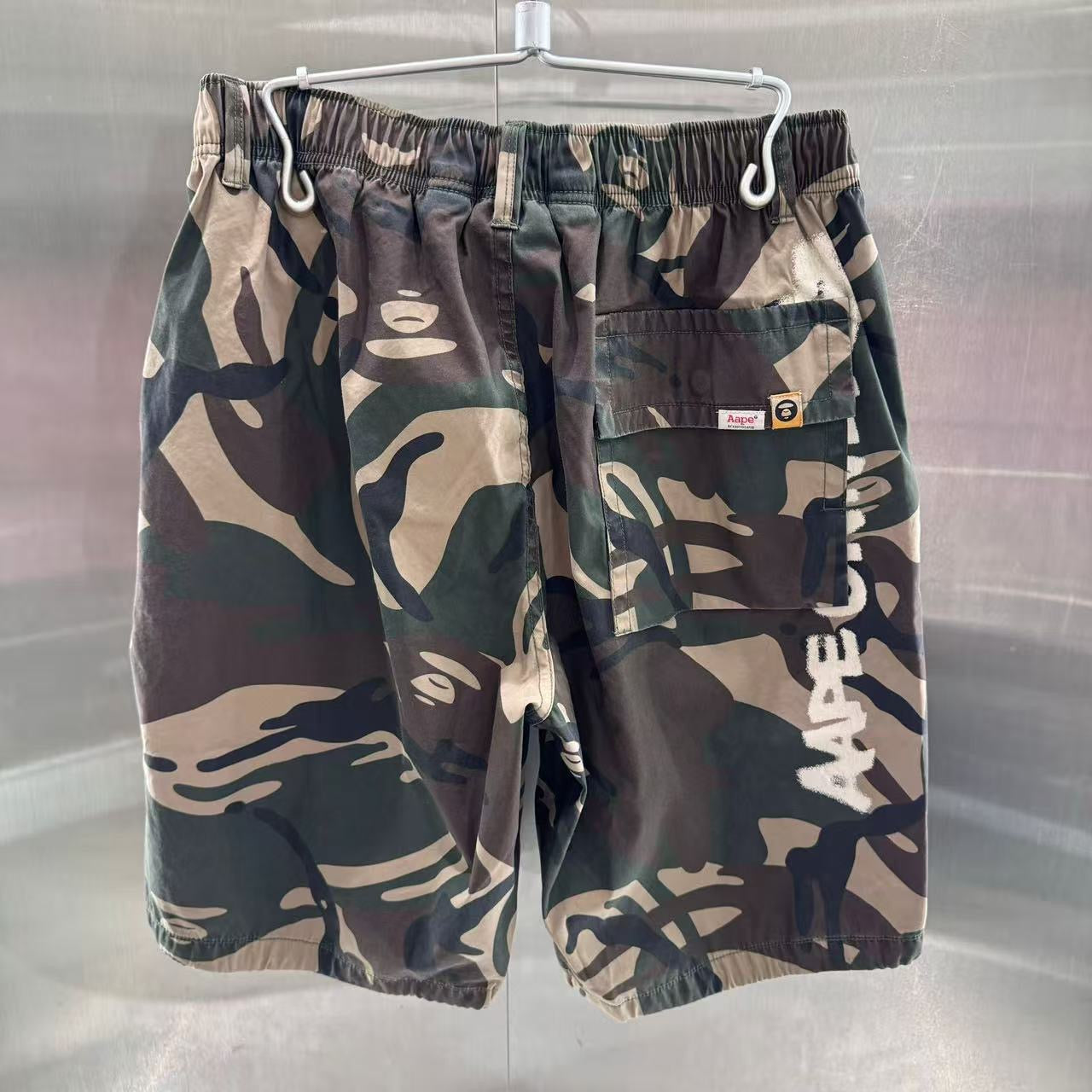 香港代購 專櫃正品 26春夏 Aape 男 AAPEUNVS 猿人徽章水洗做舊潮流迷彩工裝短褲D614