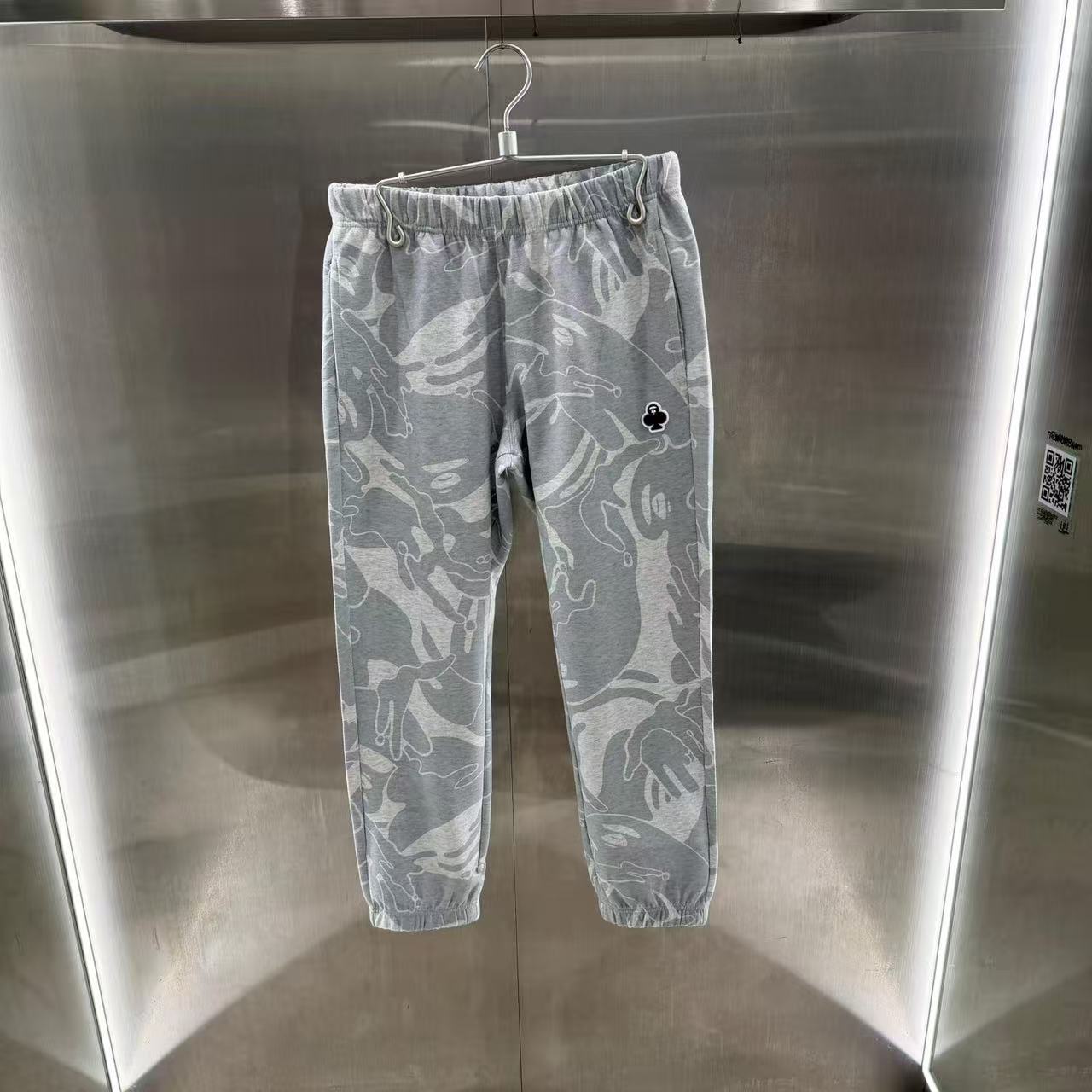 香港直郵 Aape 26春夏 男 春夏梅花徽章印花口袋迷彩束腳休閑長褲C686