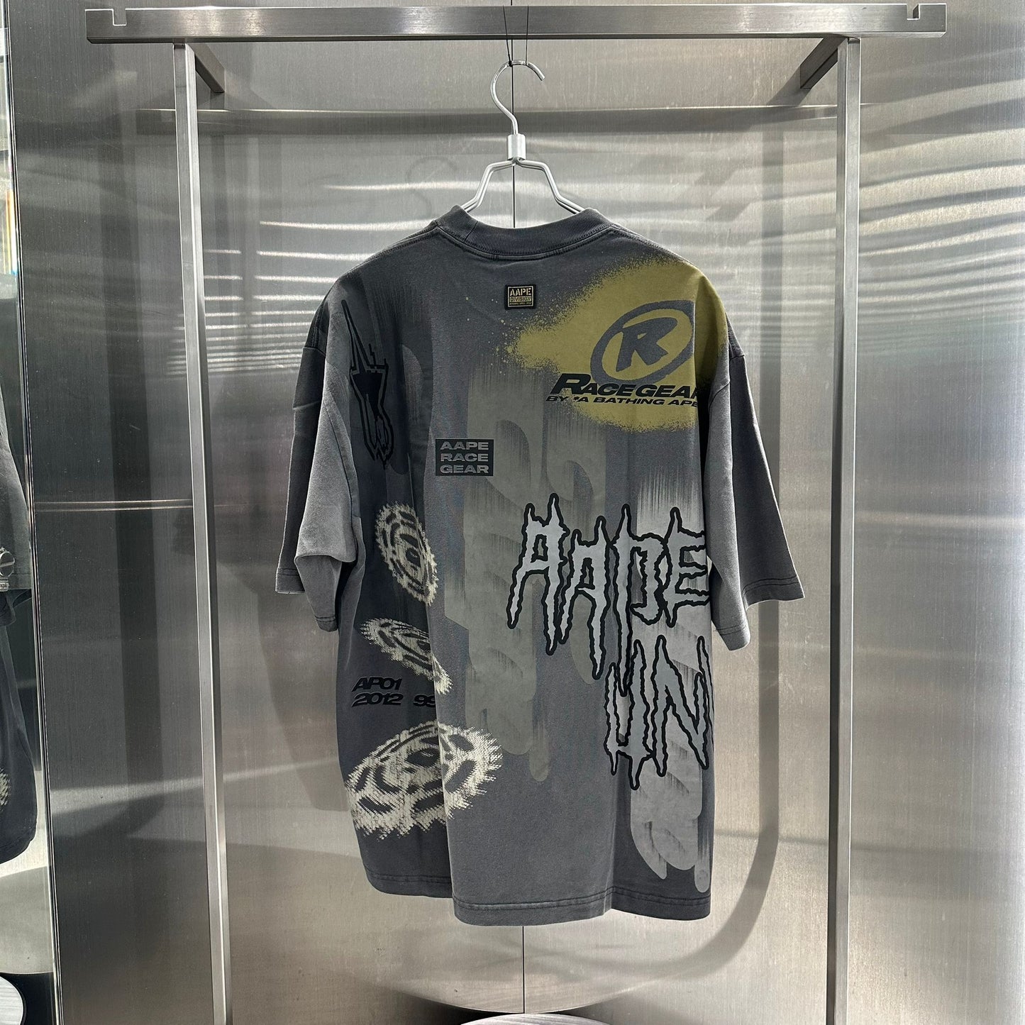 Aape 男裝26年春夏賽車風水洗做舊字母齒輪印花T卹1864