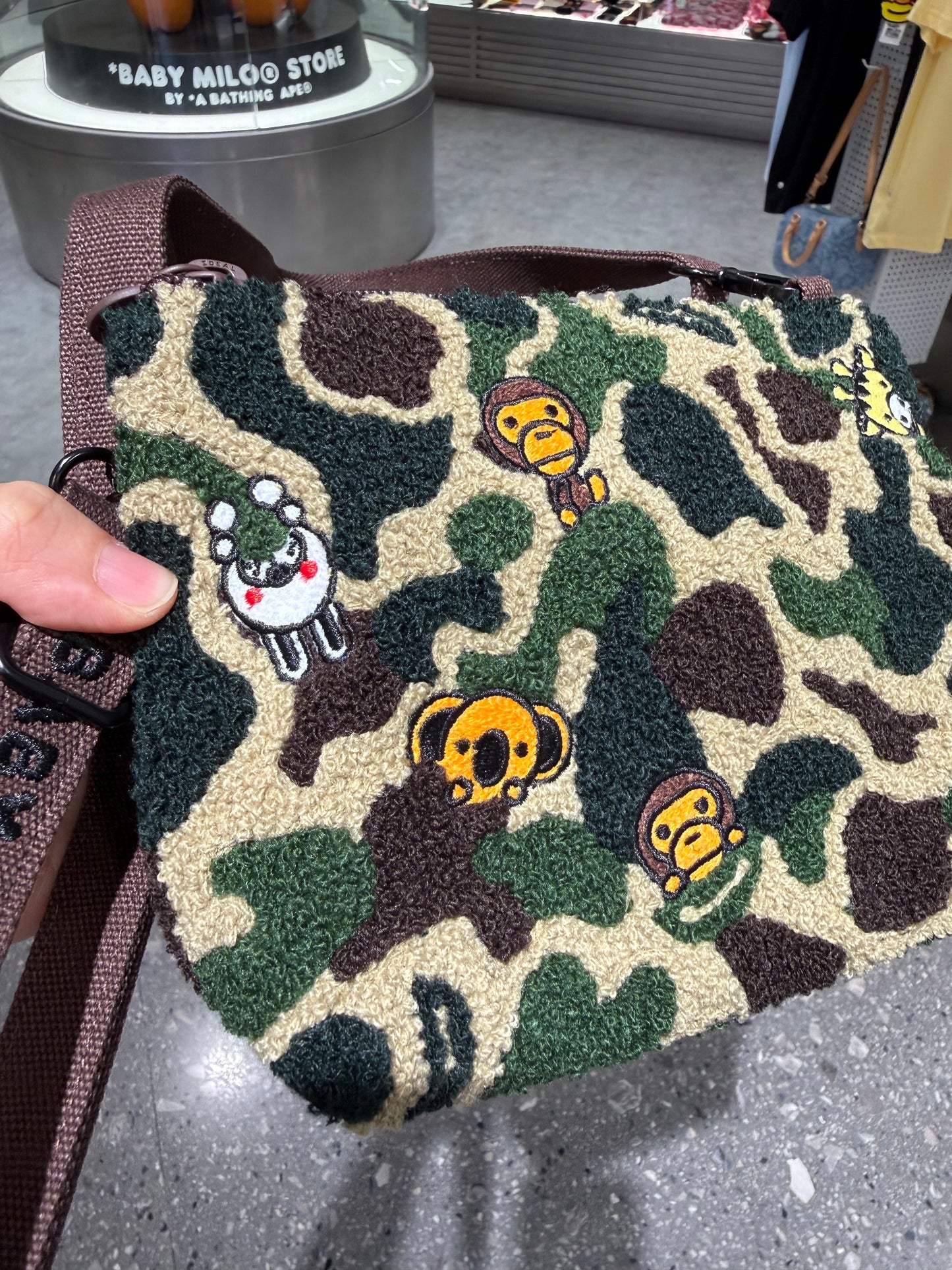 BABY MILO STORE 搖粒絨刺繡卡通動物迷彩斜背包4454