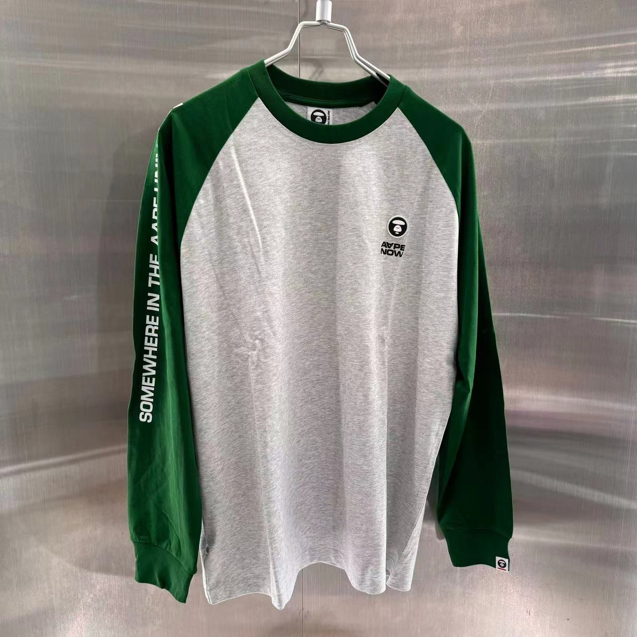 香港專櫃代購 Aape 24秋冬 男猿顏徽章字母印花撞色插肩休閑長袖T恤1541