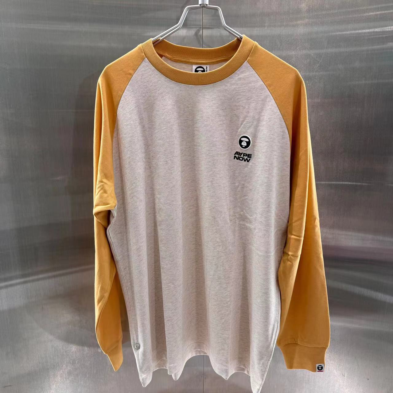 香港專櫃代購 Aape 24秋冬 男猿顏徽章字母印花撞色插肩休閑長袖T恤1541
