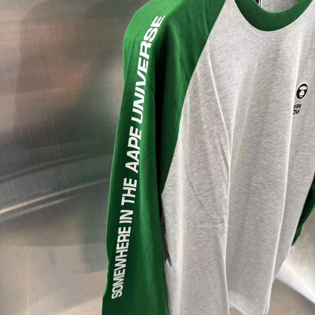 香港專櫃代購 Aape 24秋冬 男猿顏徽章字母印花撞色插肩休閑長袖T恤1541