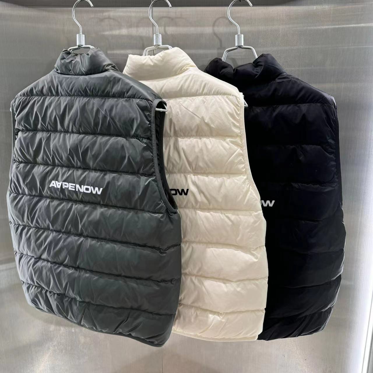 香港專櫃代購 Aape 24秋冬 男猿顏徽章字母印花簡約休閑羽絨馬甲7651