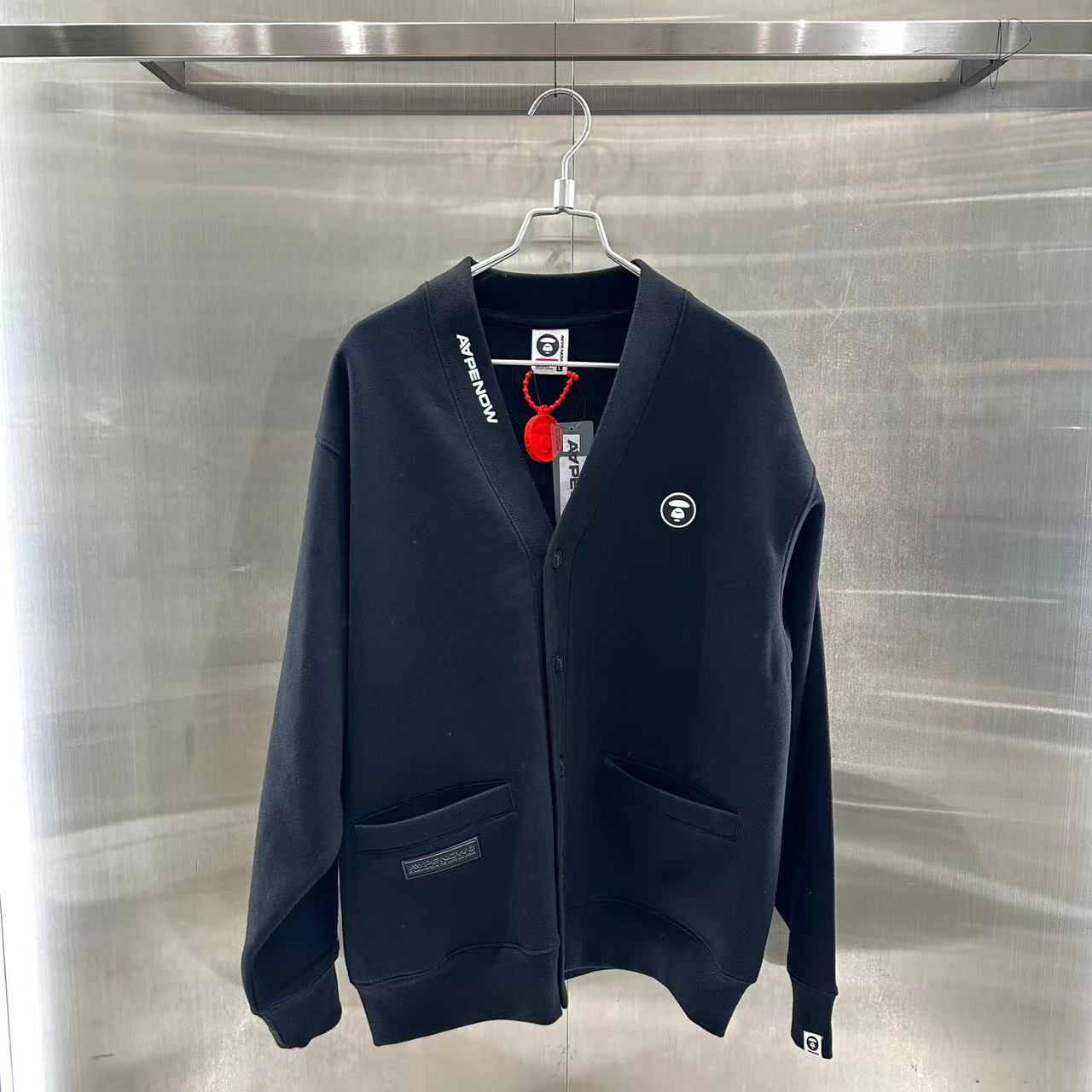 香港專櫃代購 Aape 男裝 24秋冬猿顏徽章字母刺繡休閑V領開衫厚絨衛衣329