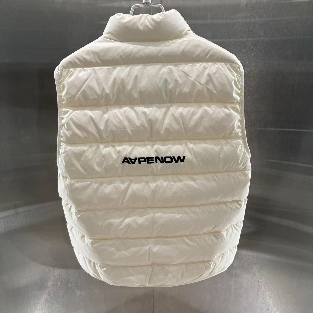 香港專櫃代購 Aape 24秋冬 男猿顏徽章字母印花簡約休閑羽絨馬甲7651