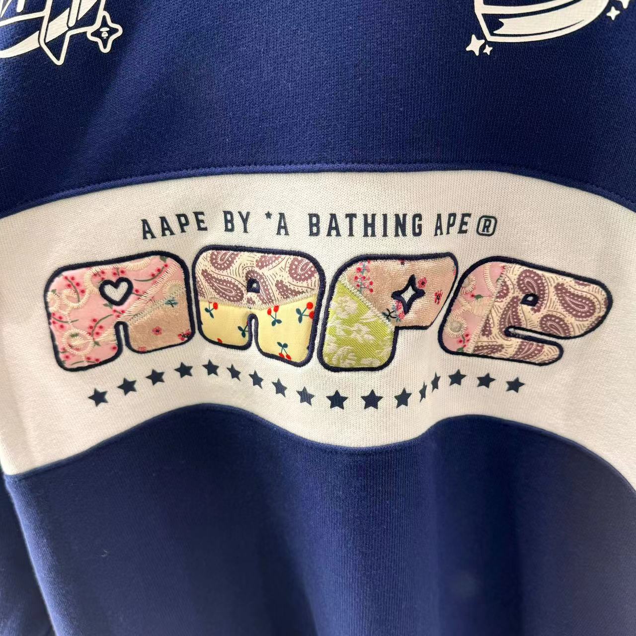 香港專櫃代購 Aape 女裝 24秋冬愛心猿顏拼布碎花字母寬松薄絨翻領衛衣395