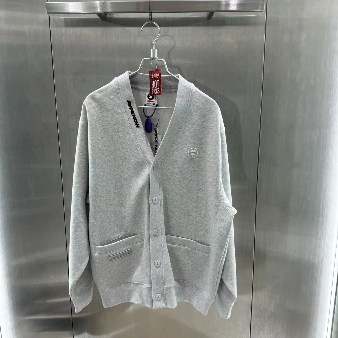 香港專櫃代購 Aape 男裝 24秋冬猿顏徽章字母刺繡休閑V領開衫厚絨衛衣329