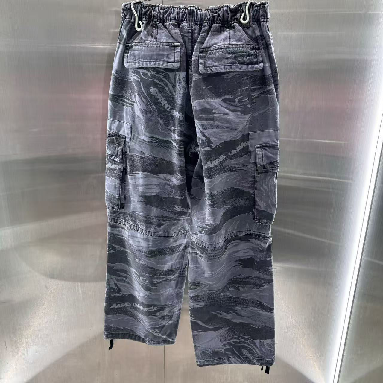 香港代購 專櫃正品 26春夏 Aape 男 AAPEUNVS 猿人徽章水洗做舊潮流迷彩工裝褲D611