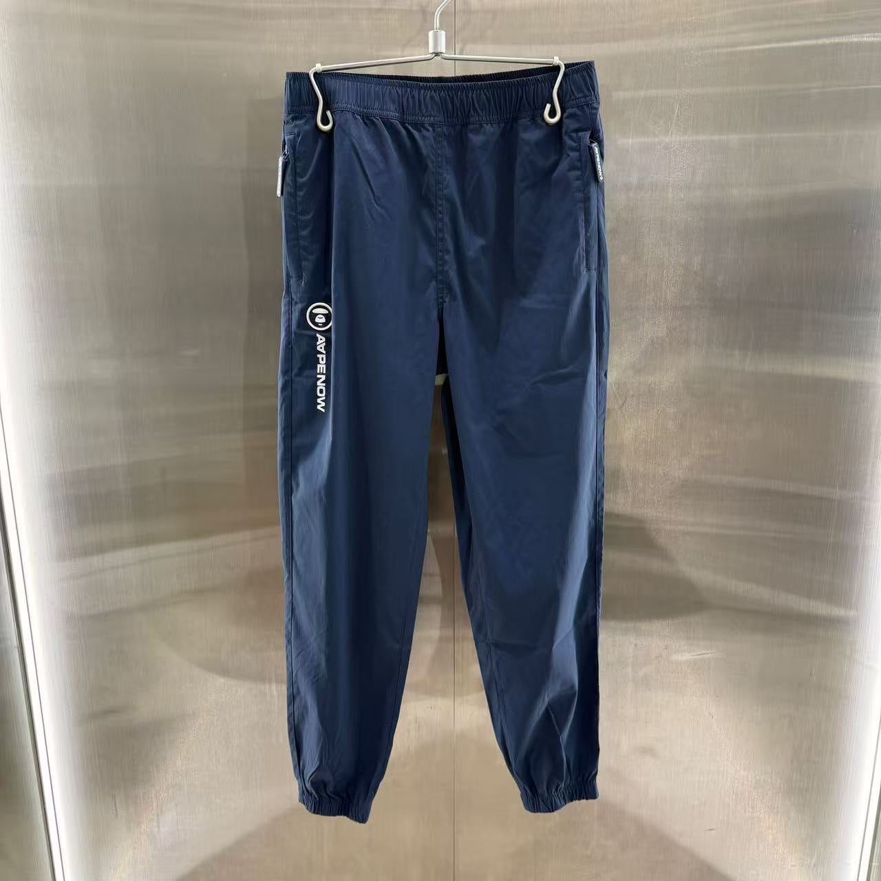 香港直郵 Aape 男裝  猿顏徽章字母印花束腳簡約休閑長褲6900