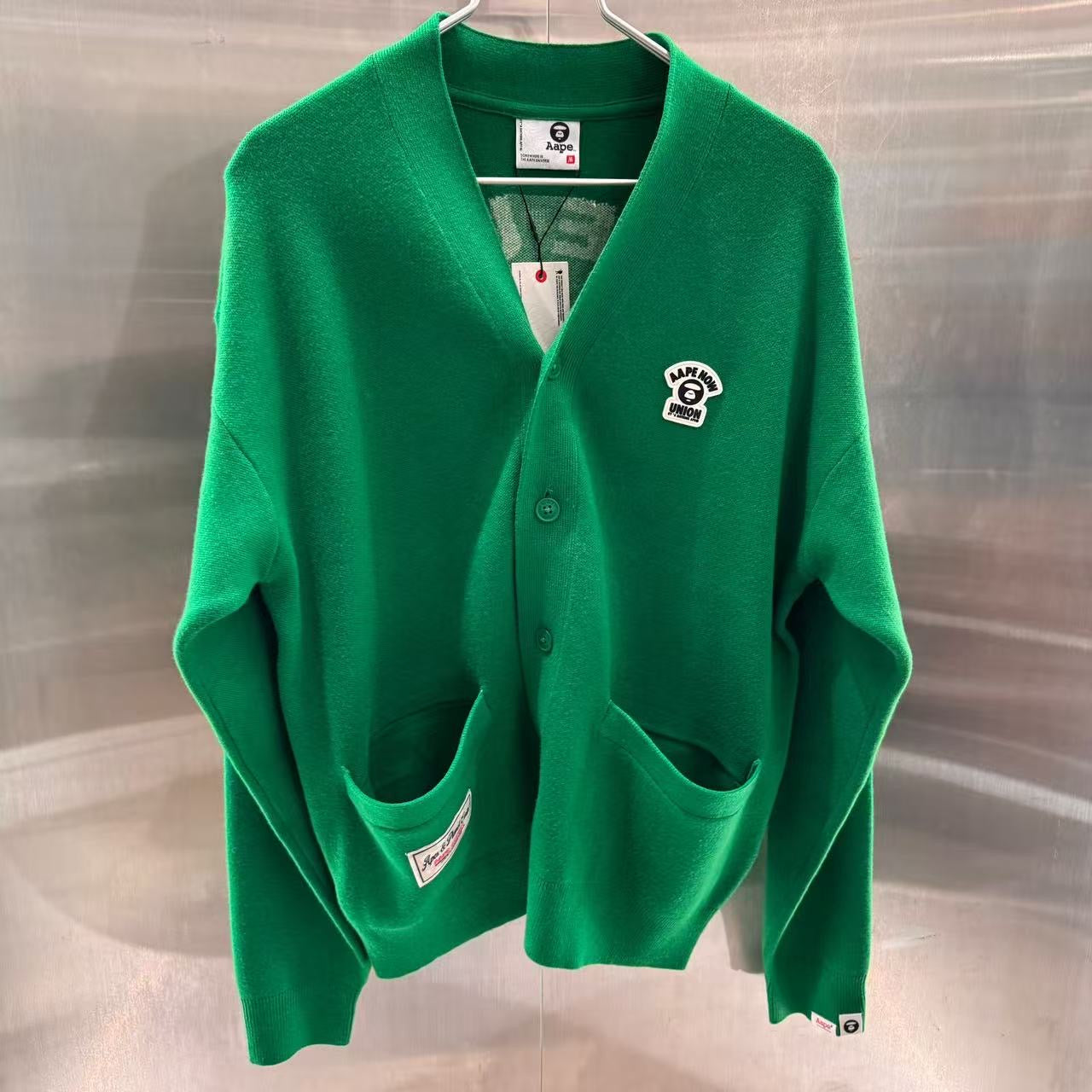 港直郵 專櫃正品 Aape 26春夏男 猿人徽章字母提花V領口袋針織開衫D363