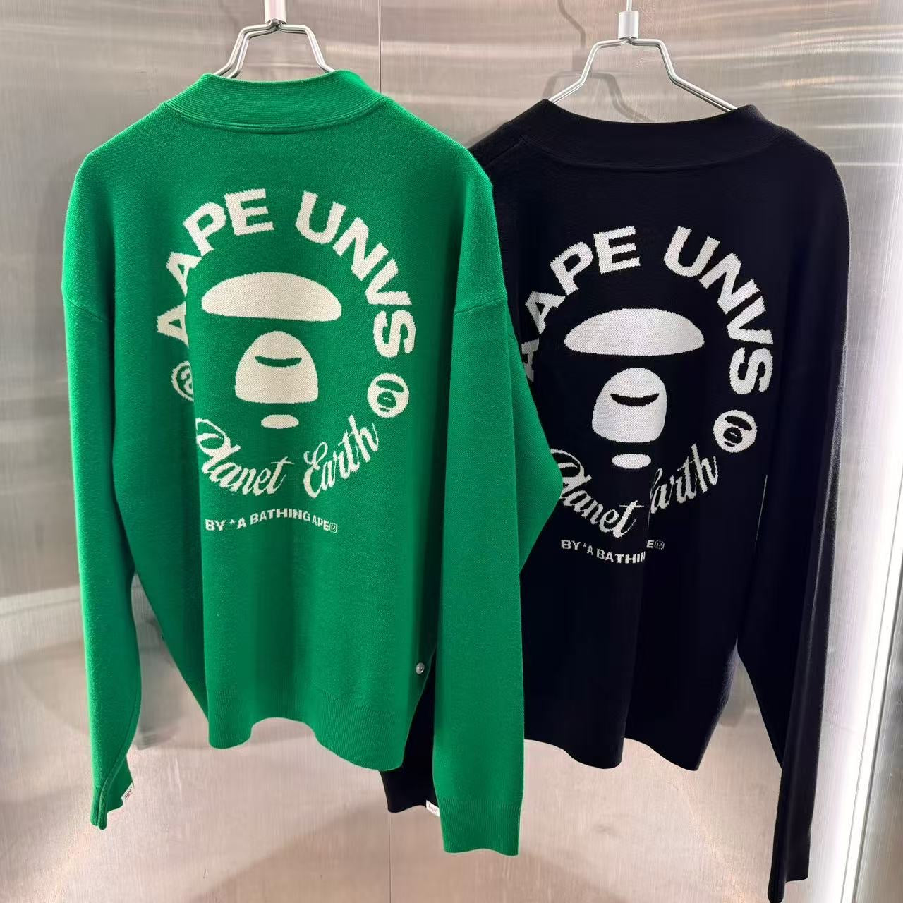 港直郵 專櫃正品 Aape 26春夏男 猿人徽章字母提花V領口袋針織開衫D363