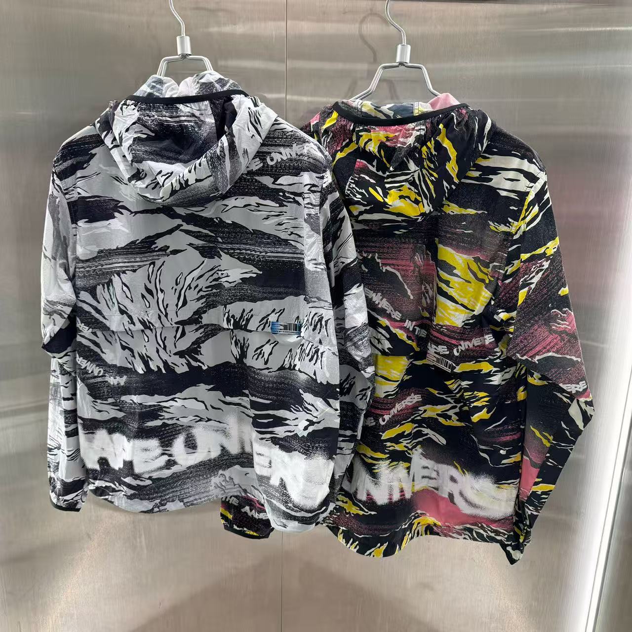 香港代購 專櫃正品 26春夏 Aape 男 AAPEUNVS 猿人徽章迷彩滿印潮流個性連帽夾克外套7776