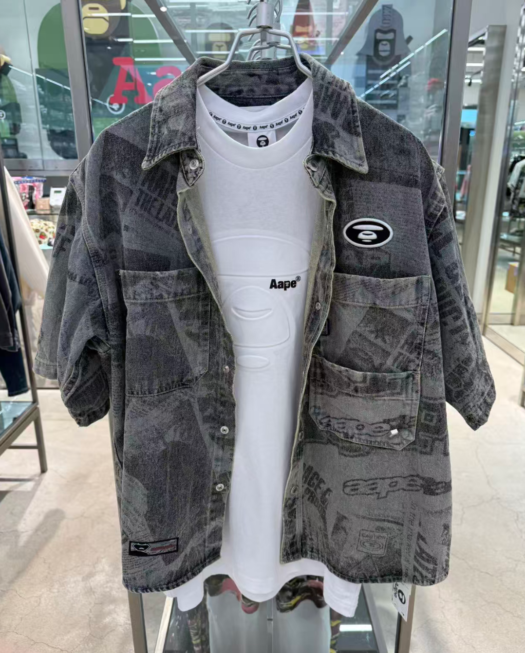 香港代購 專櫃正品 26春夏 Aape 男 猿人徽章舊報紙拼貼做舊牛仔短袖襯衫8570