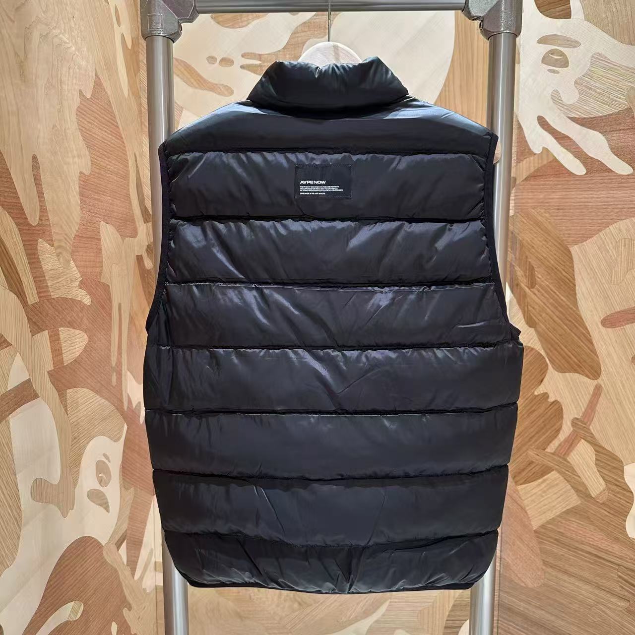 香港直郵 Aape 26秋冬 男 AAPENOW 小標徽章純色羽絨背心7784