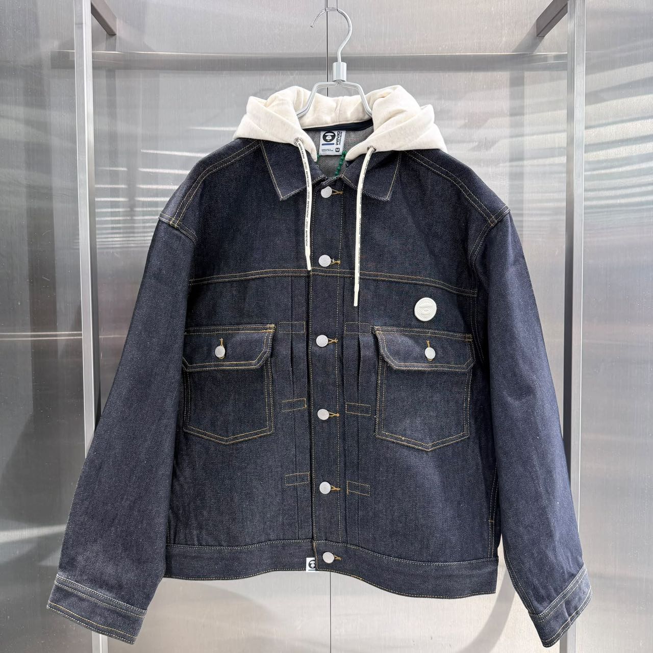 香港直郵 Aape 26秋冬 男 刺繡章可拆卸帽水洗做舊工裝牛仔夾克 7796