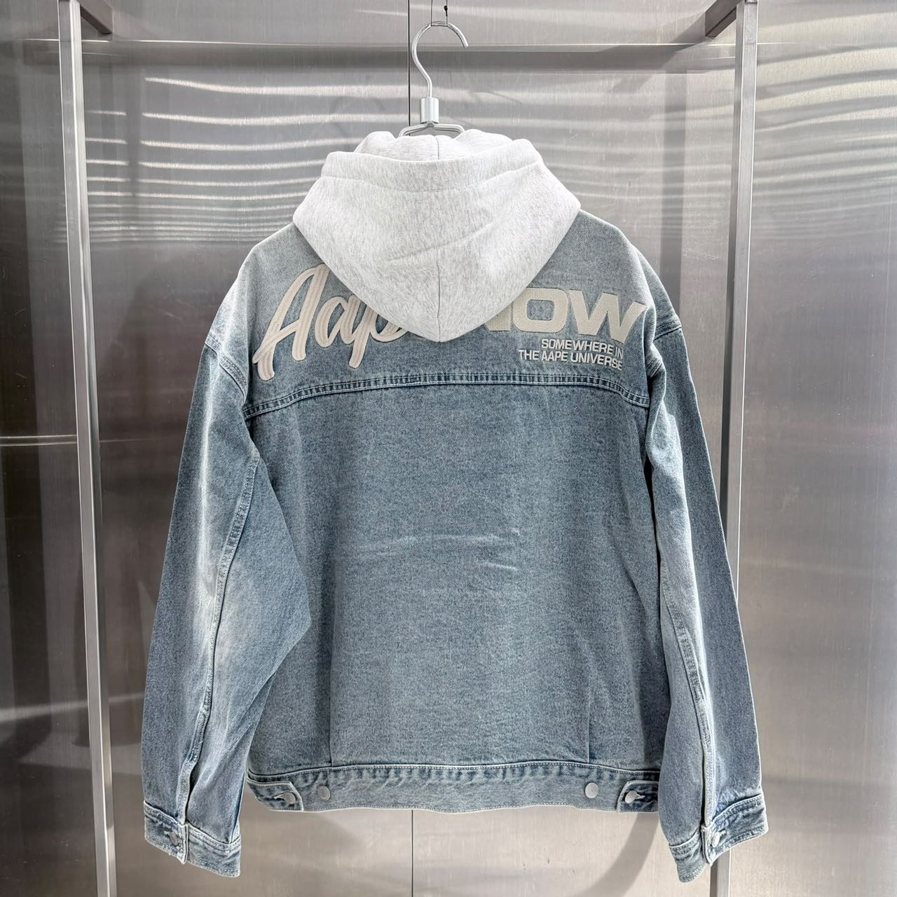 香港直郵 Aape 26秋冬 男 刺繡章可拆卸帽水洗做舊工裝牛仔夾克 7796
