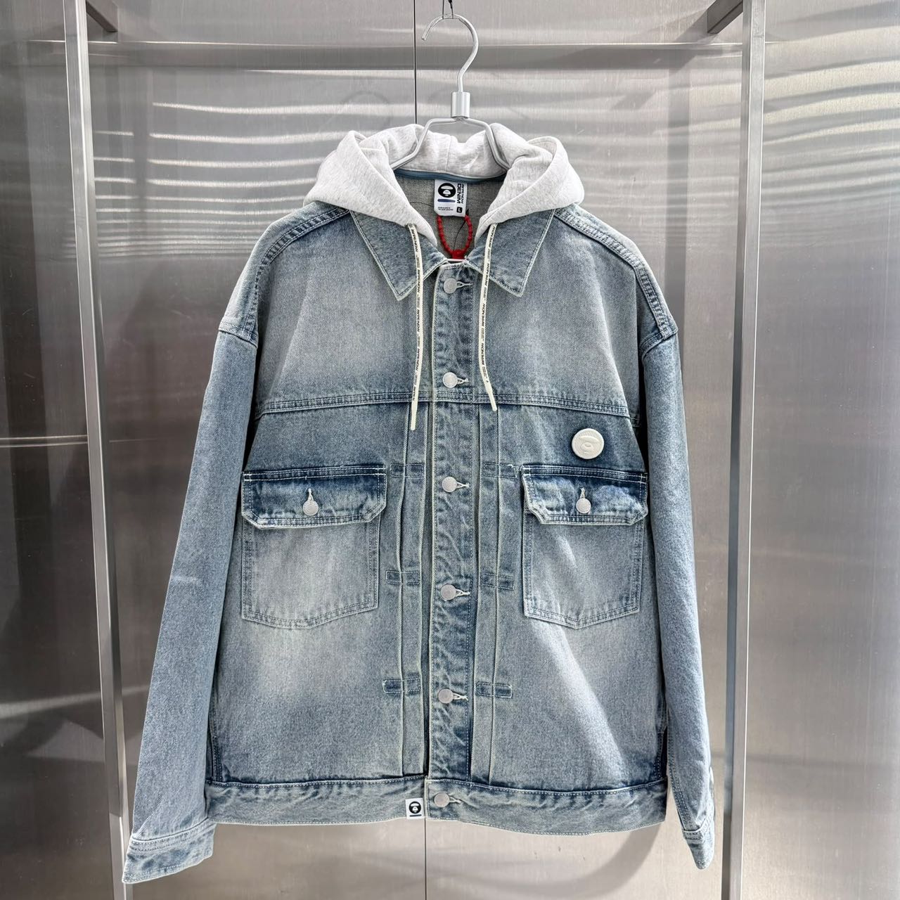 香港直郵 Aape 26秋冬 男 刺繡章可拆卸帽水洗做舊工裝牛仔夾克 7796