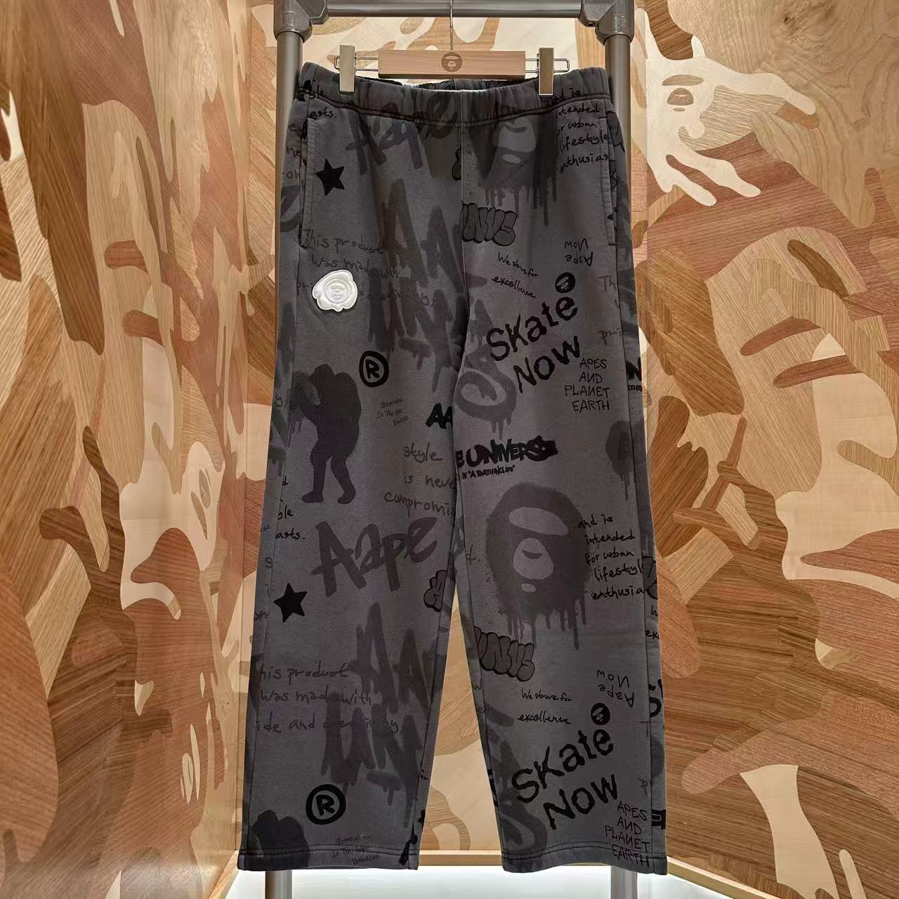 Aape 男装 26秋冬喷漆涂鸦满印水洗做旧加绒卫裤D663