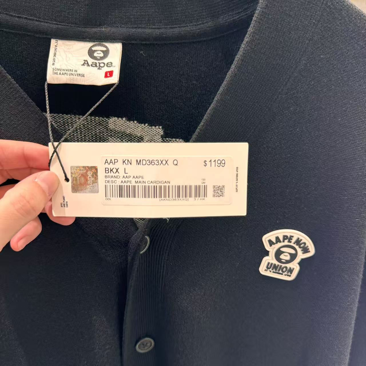 港直郵 專櫃正品 Aape 26春夏男 猿人徽章字母提花V領口袋針織開衫D363