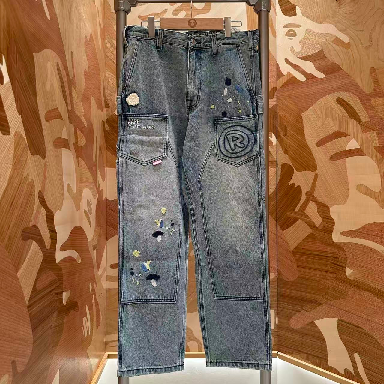 香港直郵 Aape 26秋冬 男 泼墨刺绣拼接水洗做旧工装牛仔长裤D654