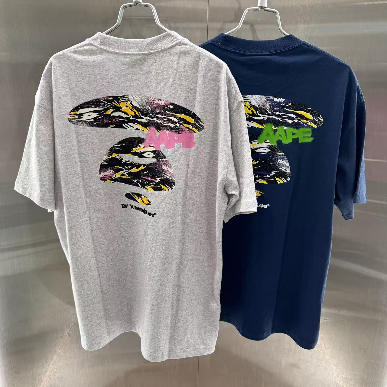 香港直郵 專櫃正品 Aape 26春夏 男 AAPEUNVS 迷彩猿人字母塗鴉潮流印花短袖T恤 1883