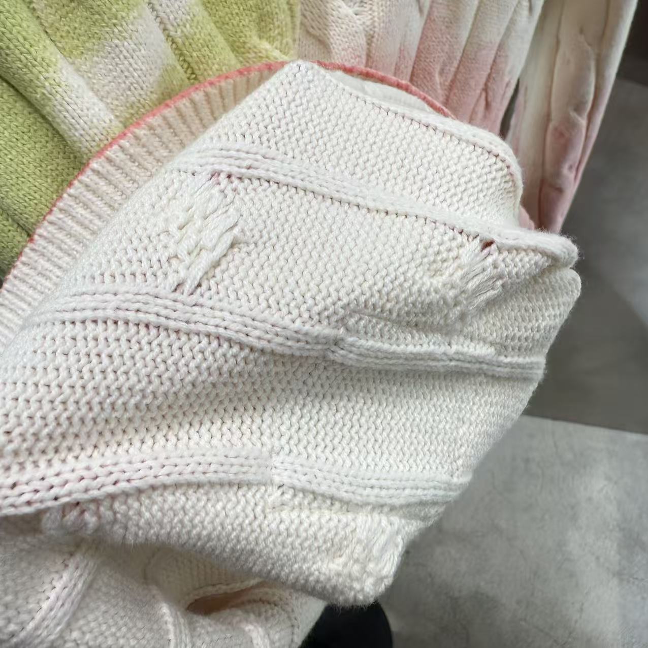 香港直郵 Aape 25秋冬 男 猿人刺繡撞色漸變麻花圓領針織衫D302