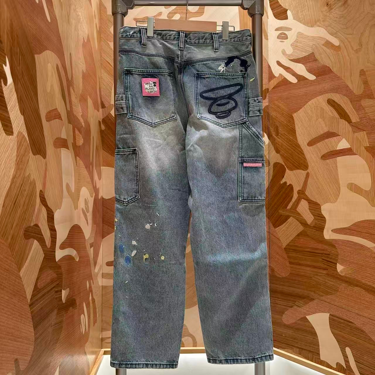 香港直郵 Aape 26秋冬 男 泼墨刺绣拼接水洗做旧工装牛仔长裤D654