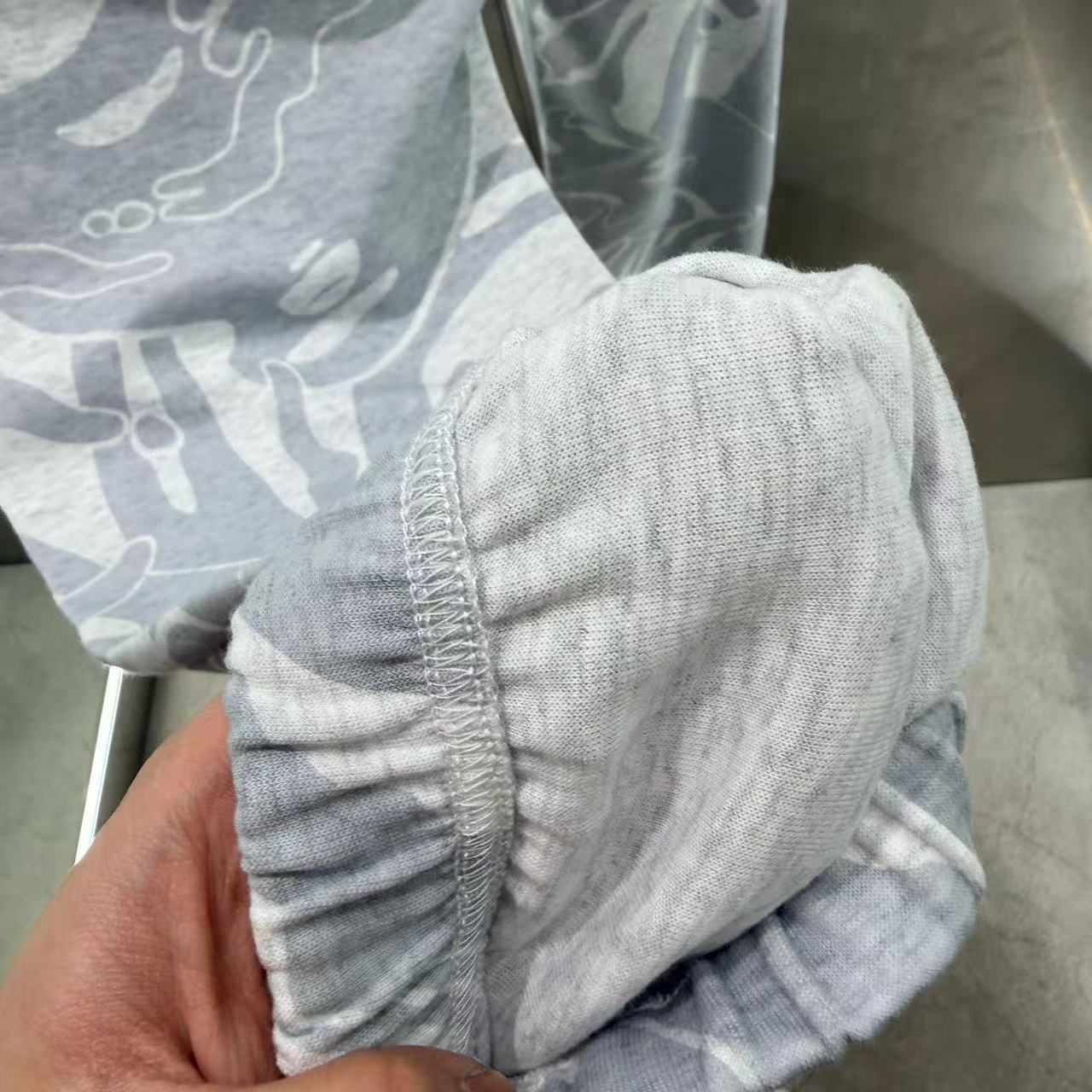 香港直郵 Aape 26春夏 男 春夏梅花徽章印花口袋迷彩束腳休閑長褲C686