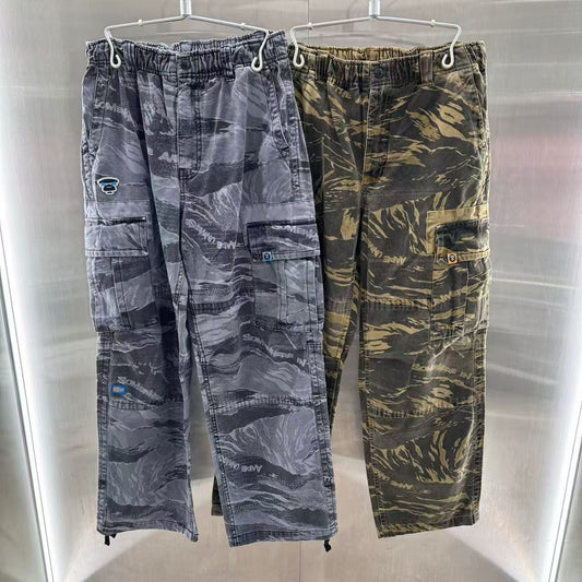 香港代購 專櫃正品 26春夏 Aape 男 AAPEUNVS 猿人徽章水洗做舊潮流迷彩工裝褲D611