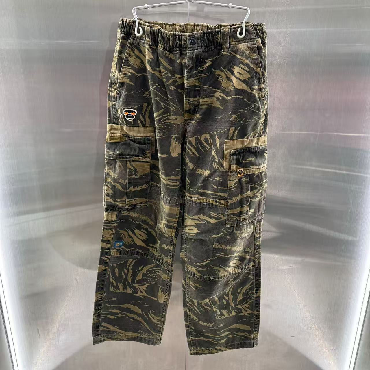 香港代購 專櫃正品 26春夏 Aape 男 AAPEUNVS 猿人徽章水洗做舊潮流迷彩工裝褲D611