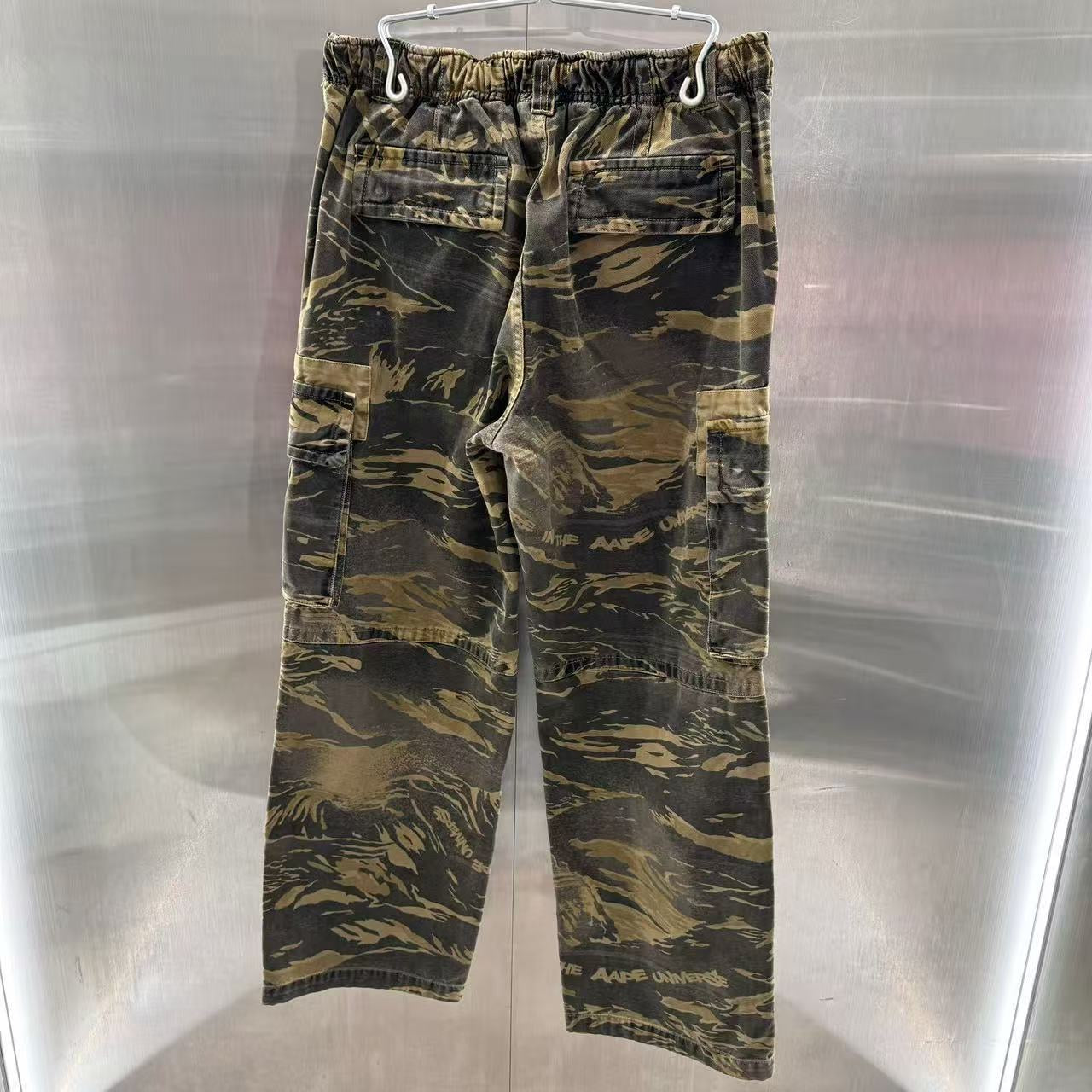 香港代購 專櫃正品 26春夏 Aape 男 AAPEUNVS 猿人徽章水洗做舊潮流迷彩工裝褲D611