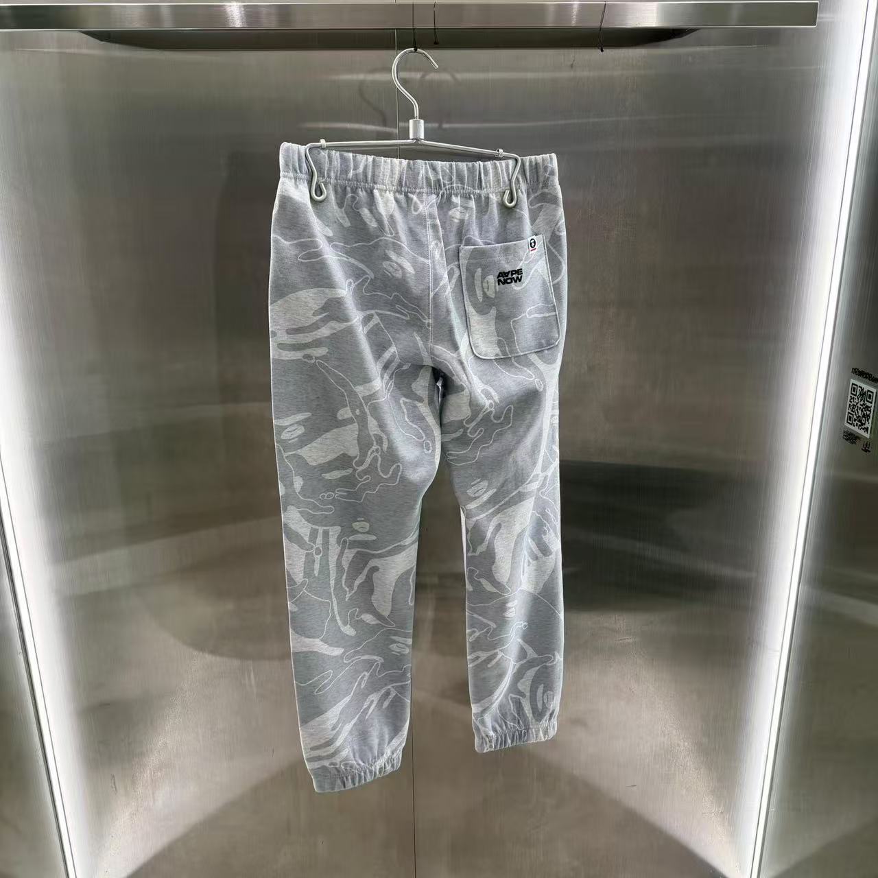 香港直郵 Aape 26春夏 男 春夏梅花徽章印花口袋迷彩束腳休閑長褲C686