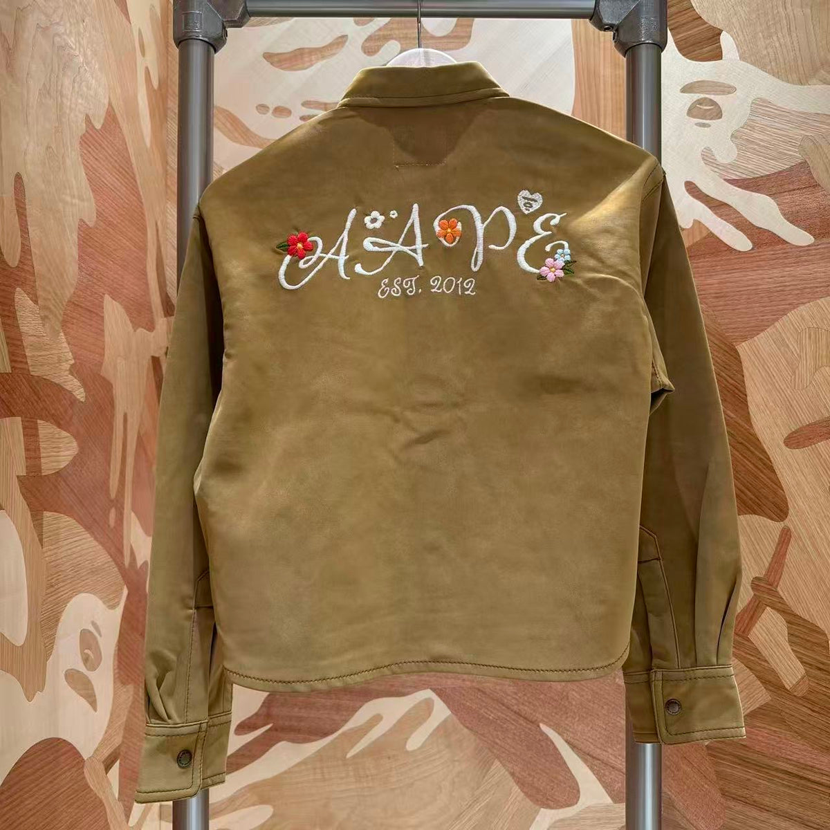 香港直郵 Aape  女装 26秋冬心型小羊猿人徽章花卉刺绣长袖衬衫8593 AAPSTW8593XAR