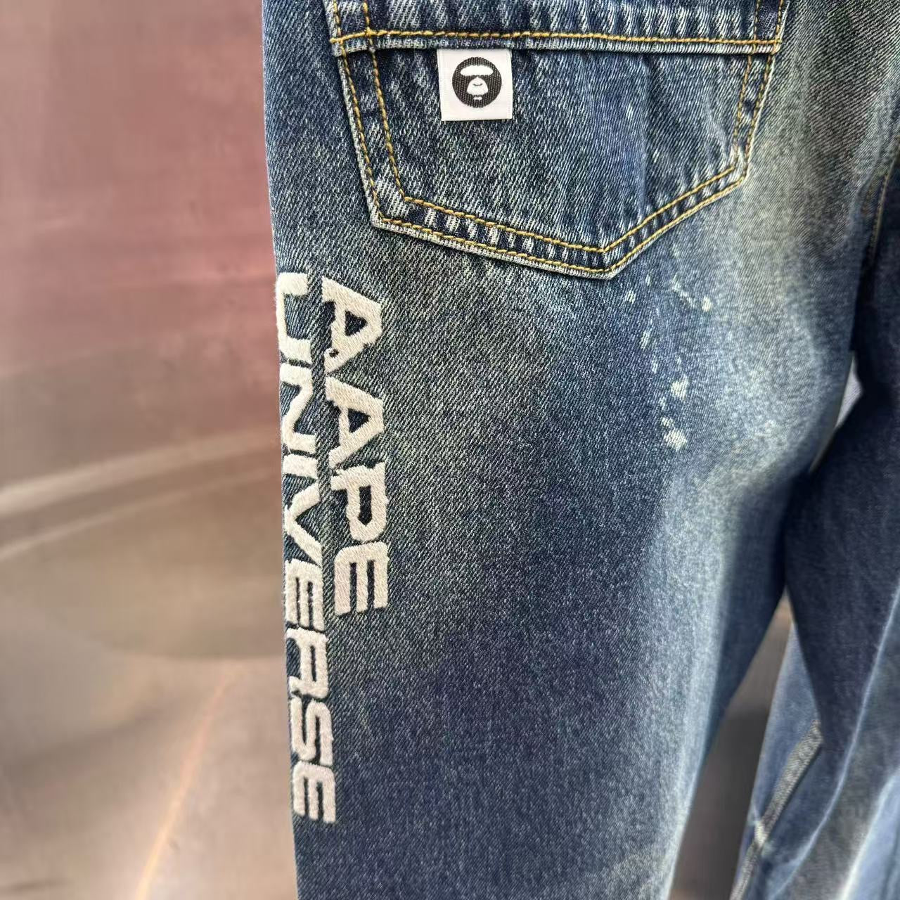 香港代購 專櫃正品 26春夏 Aape 男 AAPEUNVS 猿人刺繡徽章潑墨水洗做舊牛仔褲D642