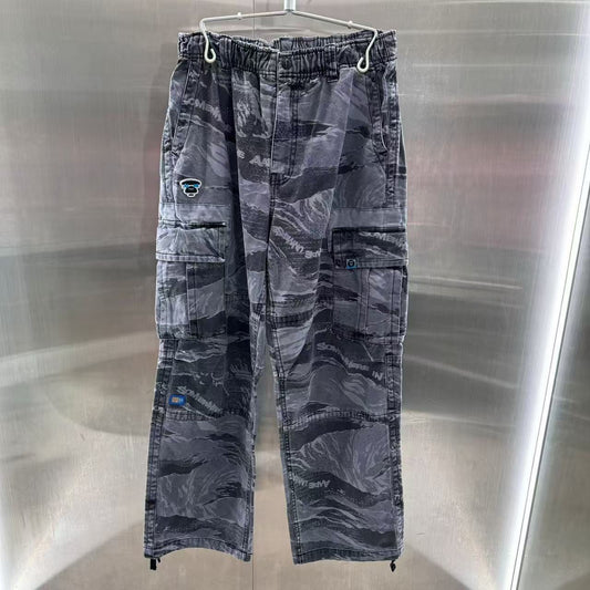 香港代購 專櫃正品 26春夏 Aape 男 AAPEUNVS 猿人徽章水洗做舊潮流迷彩工裝褲D611