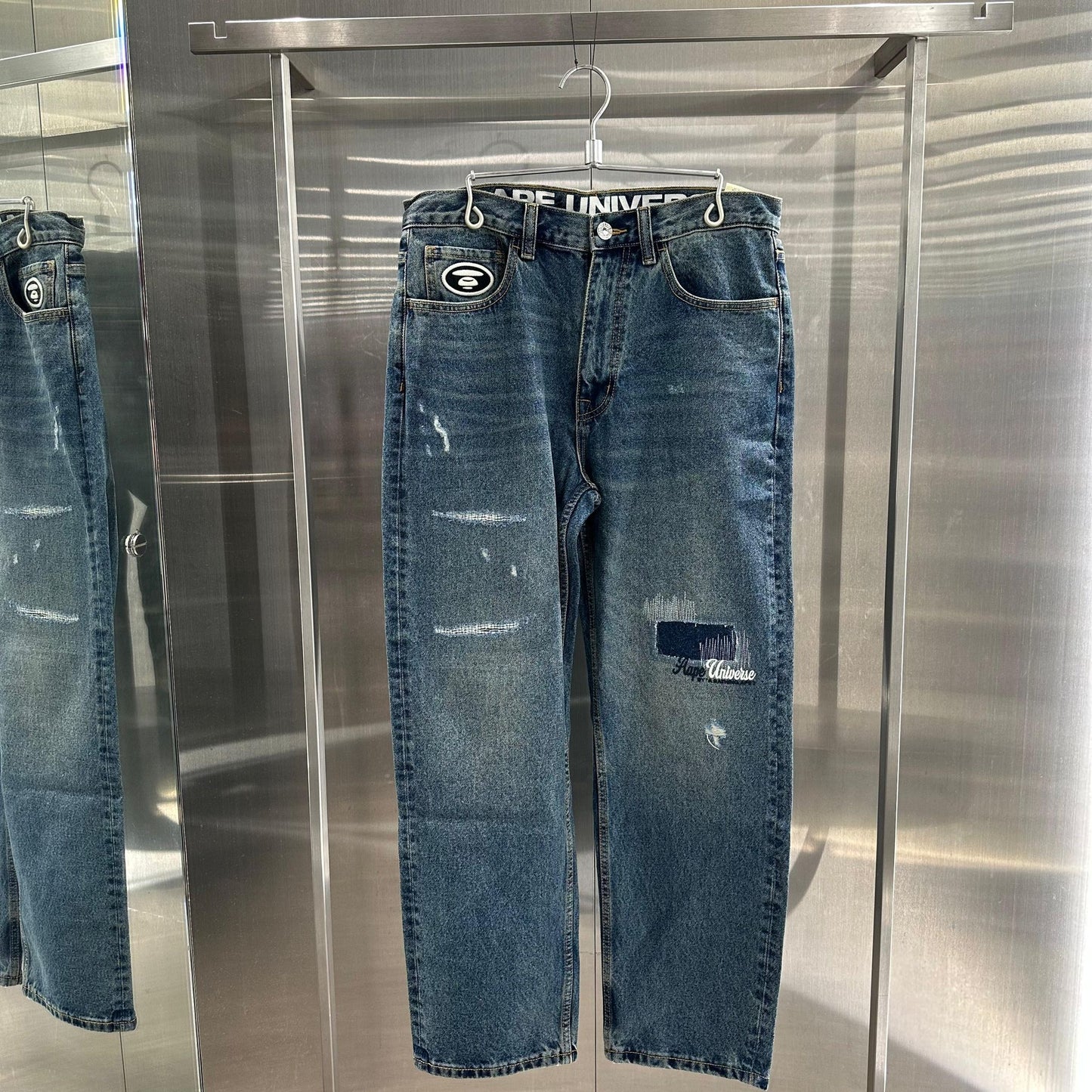 香港代購 專櫃正品 26春夏 Aape 男 AAPEUNVS 猿人刺繡徽章復古水洗做舊牛仔褲D643