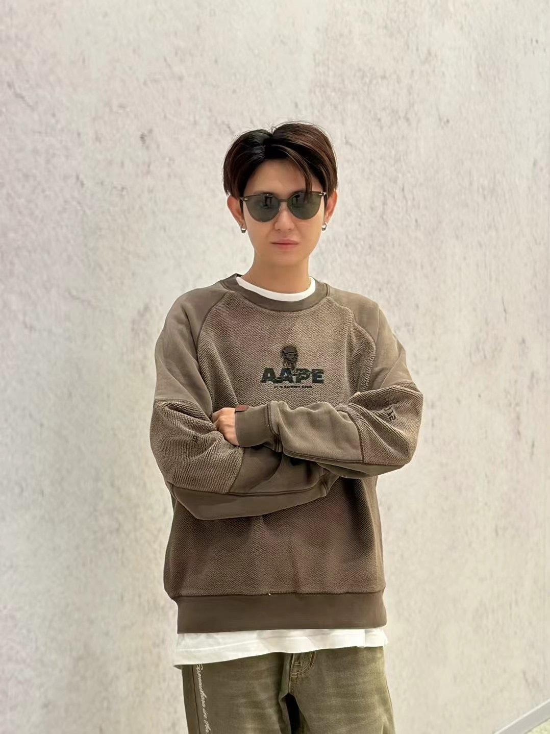 香港直郵 Aape 男裝 26秋冬牙刷繡猿人徽章酸洗水洗做舊圓領衛衣E326  AAPSWME326XXR