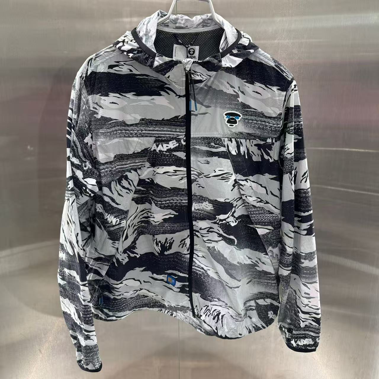 香港代購 專櫃正品 26春夏 Aape 男 AAPEUNVS 猿人徽章迷彩滿印潮流個性連帽夾克外套7776