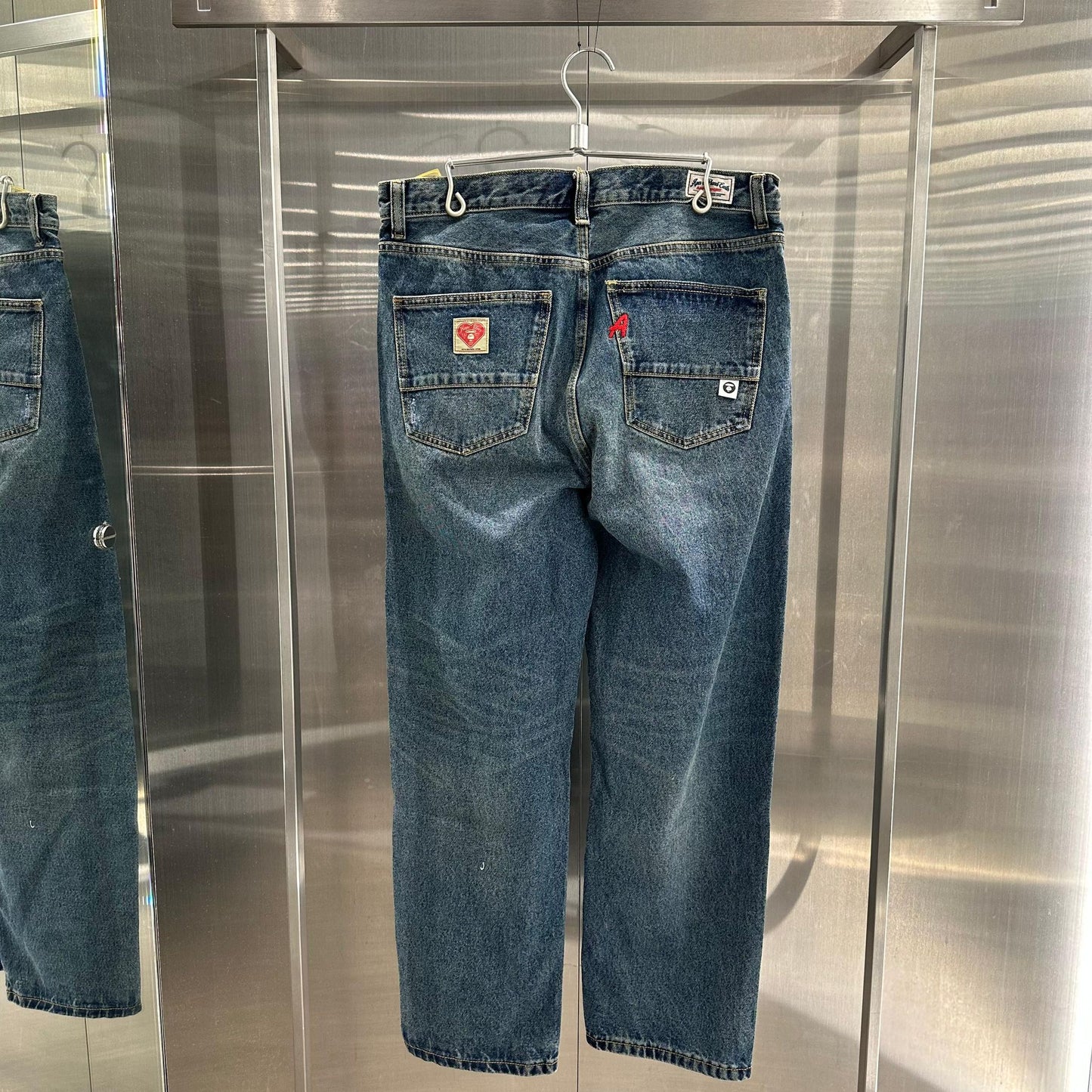 香港代購 專櫃正品 26春夏 Aape 男 AAPEUNVS 猿人刺繡徽章復古水洗做舊牛仔褲D643