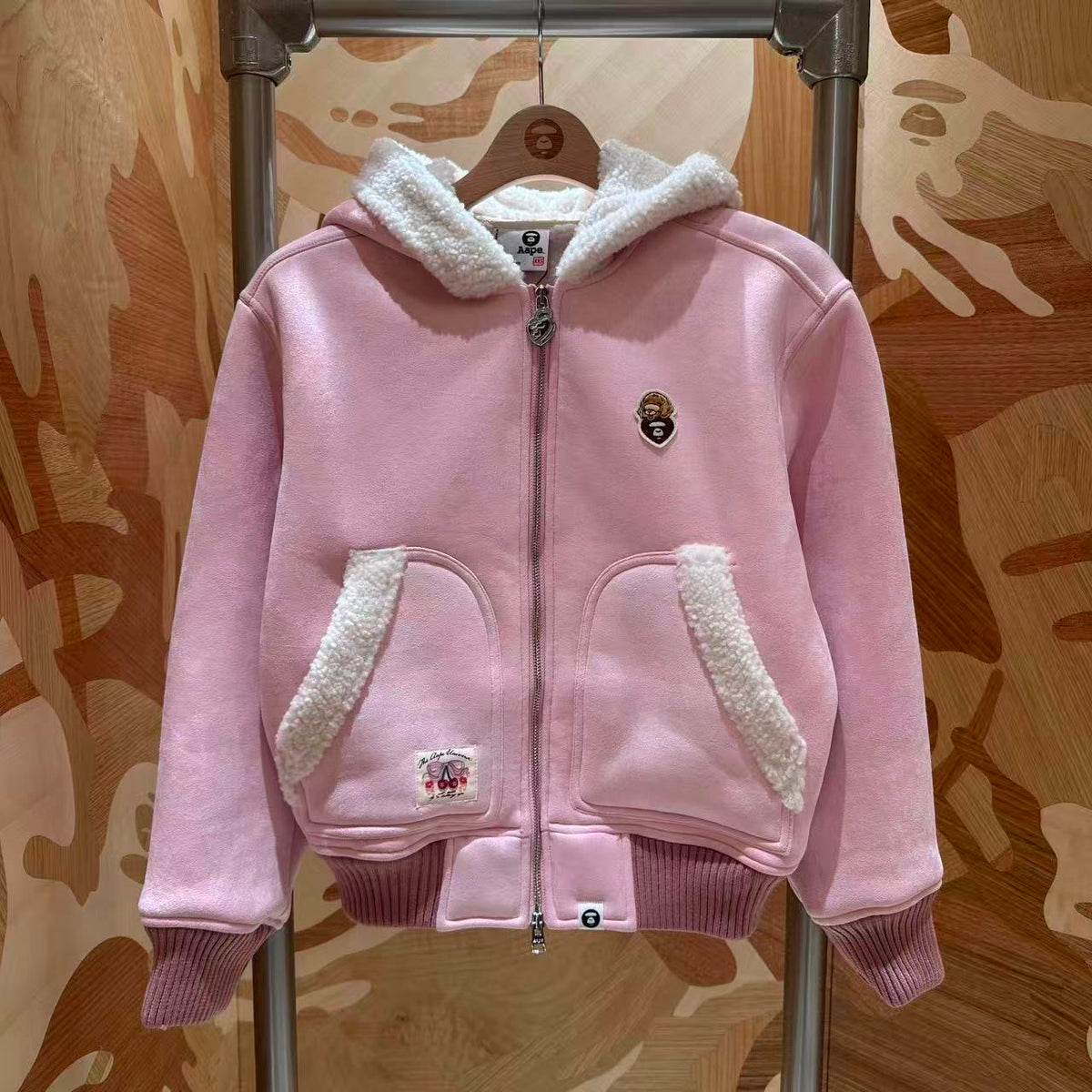 香港直郵 Aape 女裝 26秋冬心型刺繡搖粒絨內襯仿麂皮夾克外套7821  AAPJKW7821XXR