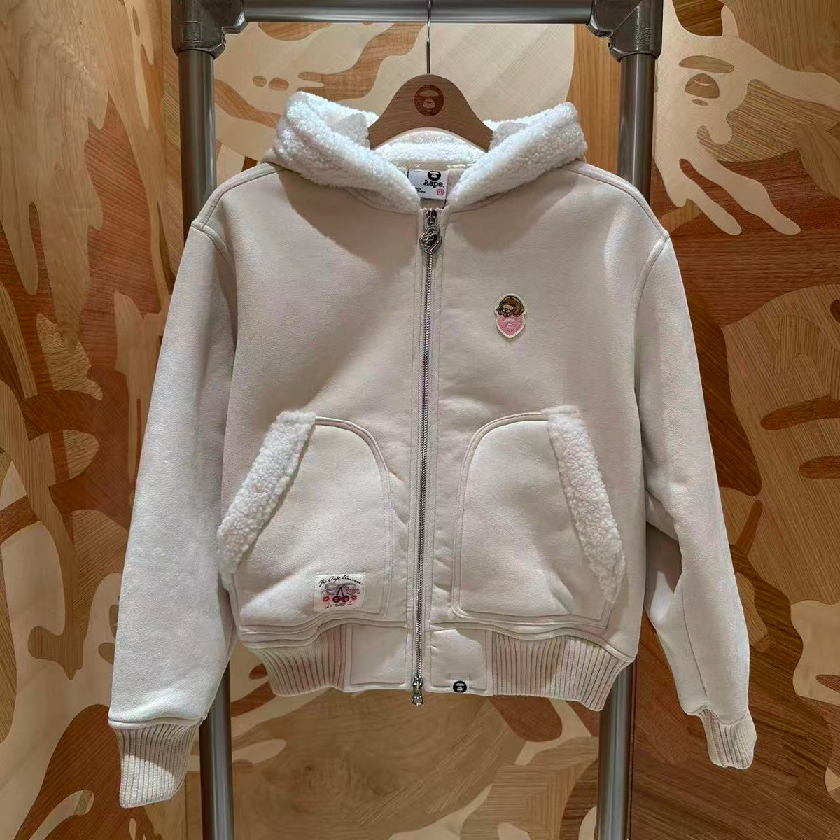 香港直郵 Aape 女裝 26秋冬心型刺繡搖粒絨內襯仿麂皮夾克外套7821  AAPJKW7821XXR