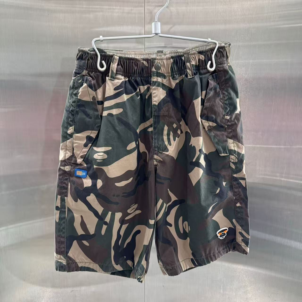 香港代購 專櫃正品 26春夏 Aape 男 AAPEUNVS 猿人徽章水洗做舊潮流迷彩工裝短褲D614