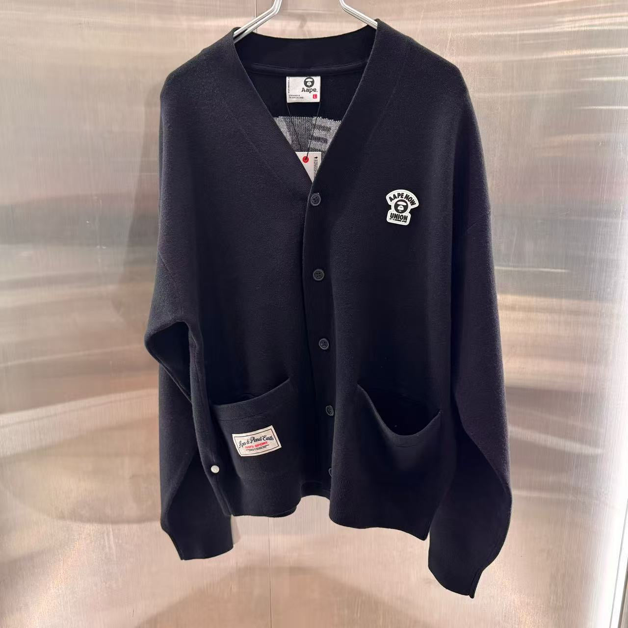 港直郵 專櫃正品 Aape 26春夏男 猿人徽章字母提花V領口袋針織開衫D363