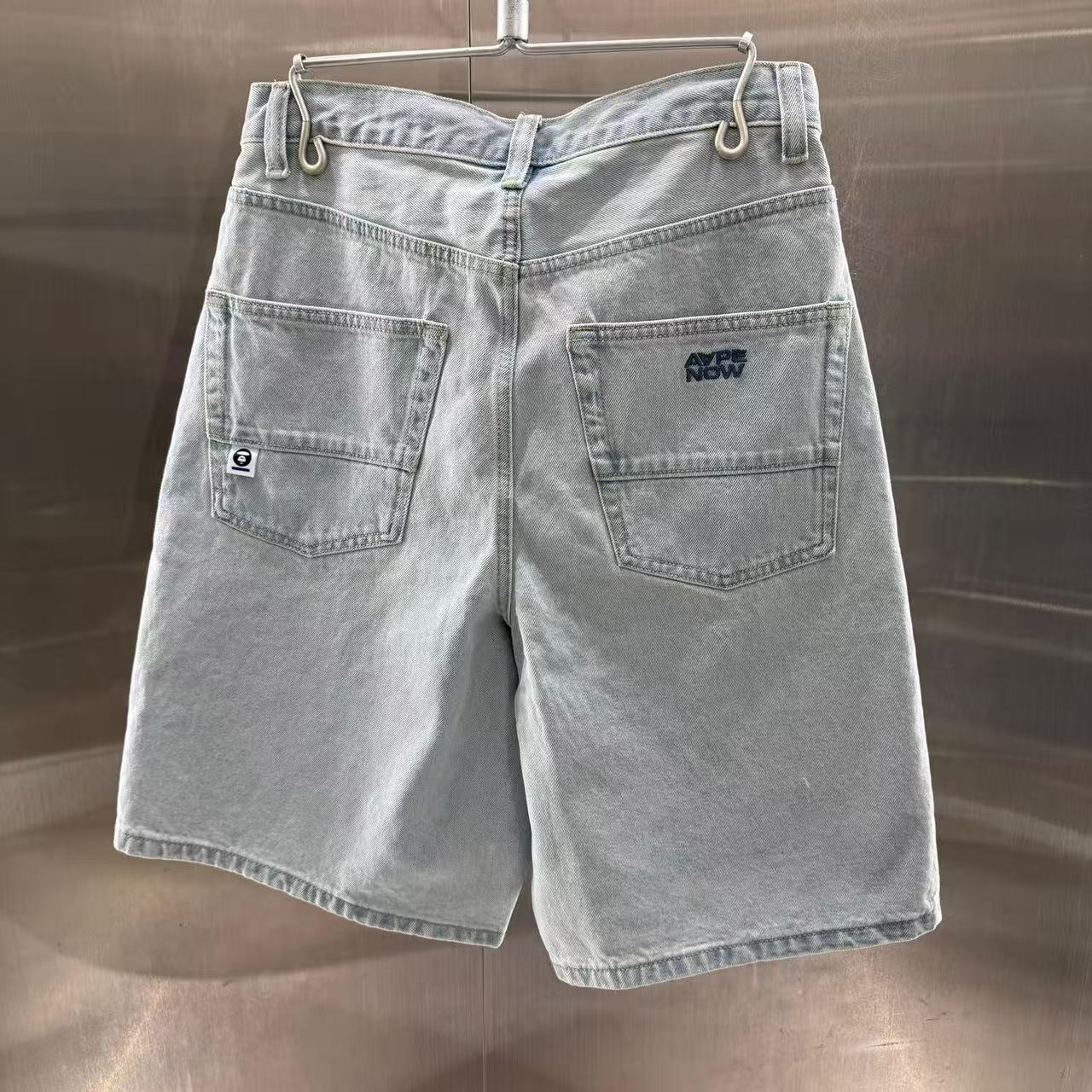 香港代購 專櫃正品 26春夏 Aape 男 AAPENOW 猿人徽章字母刺繡復古水洗做舊牛仔短褲C677