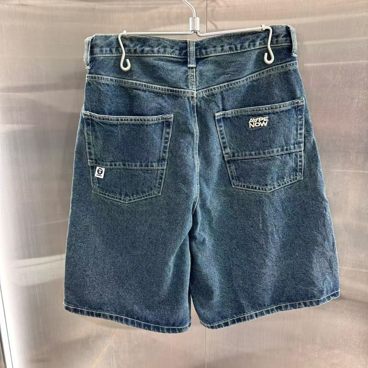 香港代購 專櫃正品 26春夏 Aape 男 AAPENOW 猿人徽章字母刺繡復古水洗做舊牛仔短褲C677