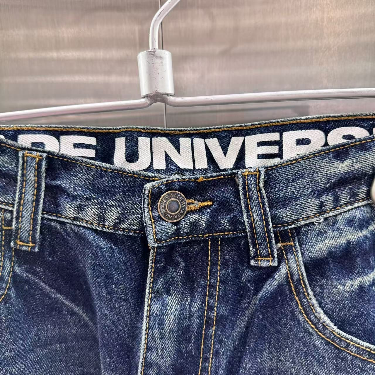 香港代購 專櫃正品 26春夏 Aape 男 AAPEUNVS 猿人刺繡徽章潑墨水洗做舊牛仔褲D642