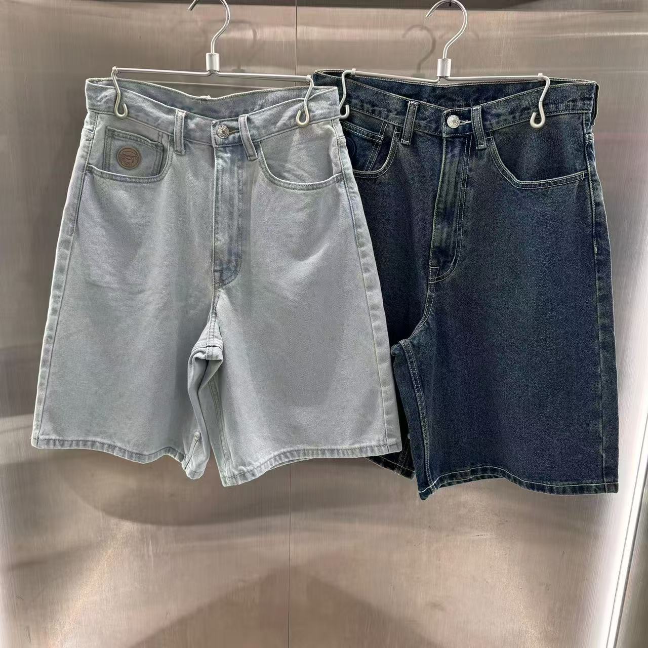 香港代購 專櫃正品 26春夏 Aape 男 AAPENOW 猿人徽章字母刺繡復古水洗做舊牛仔短褲C677