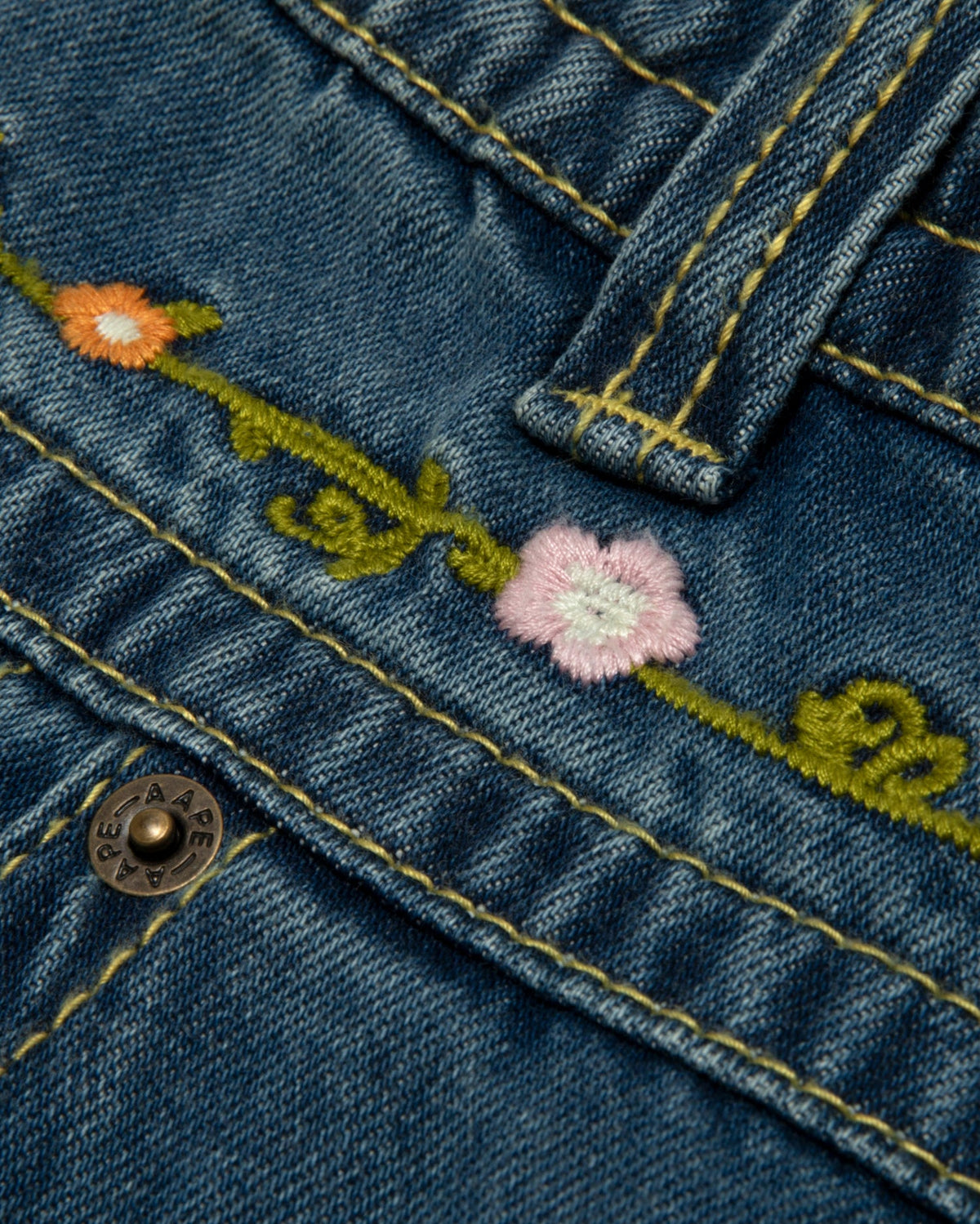 香港直郵 Aape 女裝 26秋冬水洗做舊花卉刺繡貓須效果牛仔闊腿褲D670